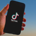 tiktok, tik tok, app, smartphone, iphone, tik tok banned, screen, mobile, technology, nature, sky, tik tok china, palm